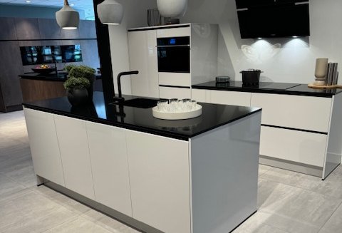 Hoogglans eiland keuken | Showroomkeuken | Eigenhuis Keukens